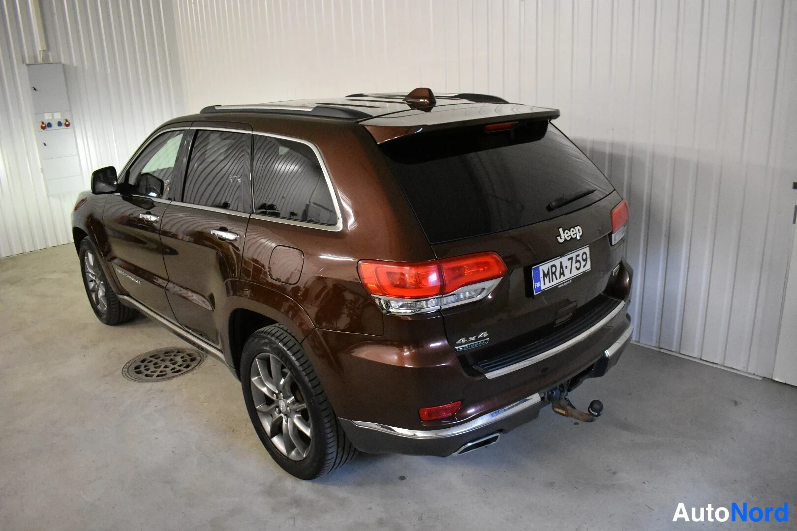 Ruskea Jeep Grand Cherokee 2014, takaviisto, kuva 10