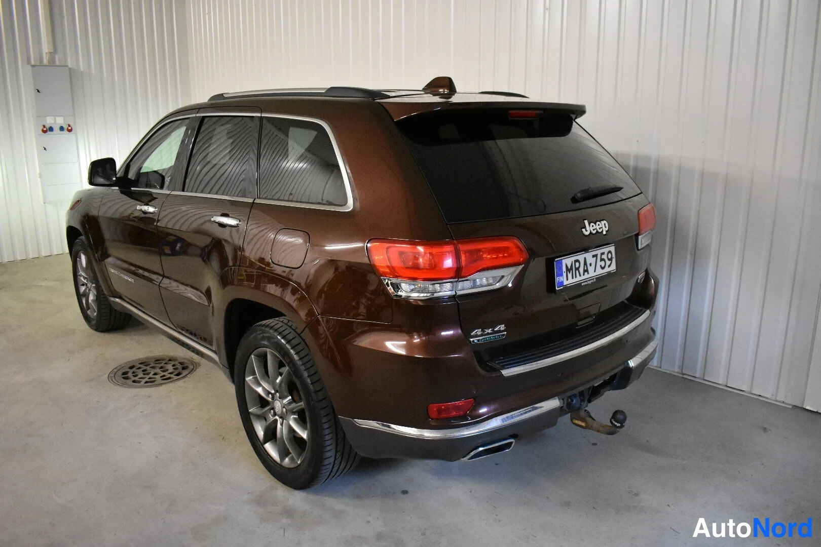 Ruskea Jeep Grand Cherokee 2014, takaviisto, kuva 11