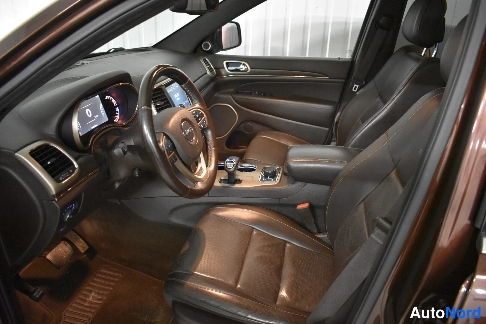 Ruskea Jeep Grand Cherokee 2014, ohjaamo, kuva 15