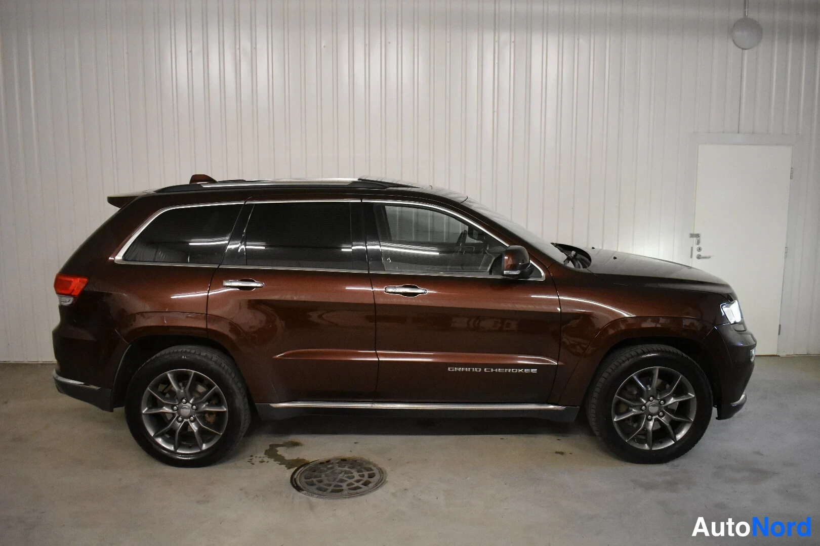 Ruskea Jeep Grand Cherokee 2014, sivulta, kuva 7