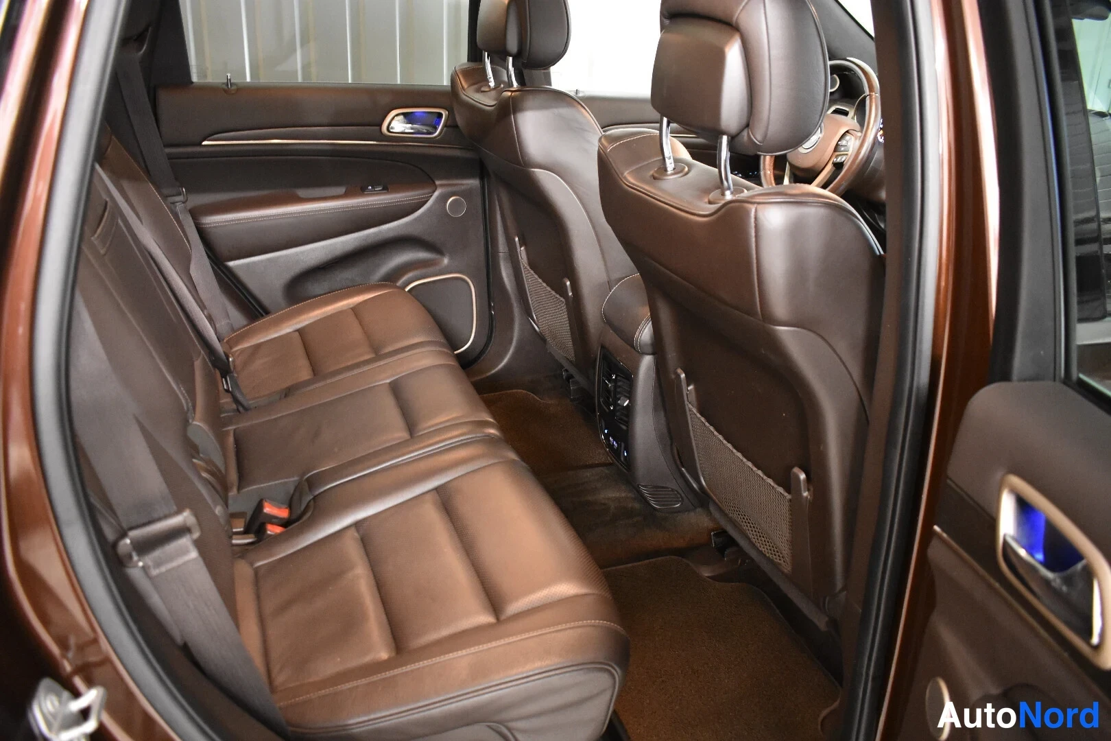 Ruskea Jeep Grand Cherokee 2014, takaistuimet, kuva 23