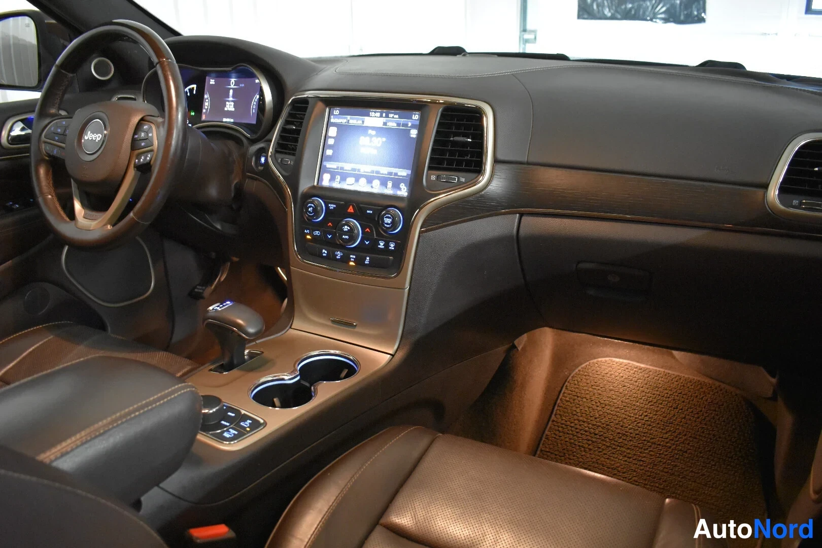 Ruskea Jeep Grand Cherokee 2014, ohjaamo, kuva 17