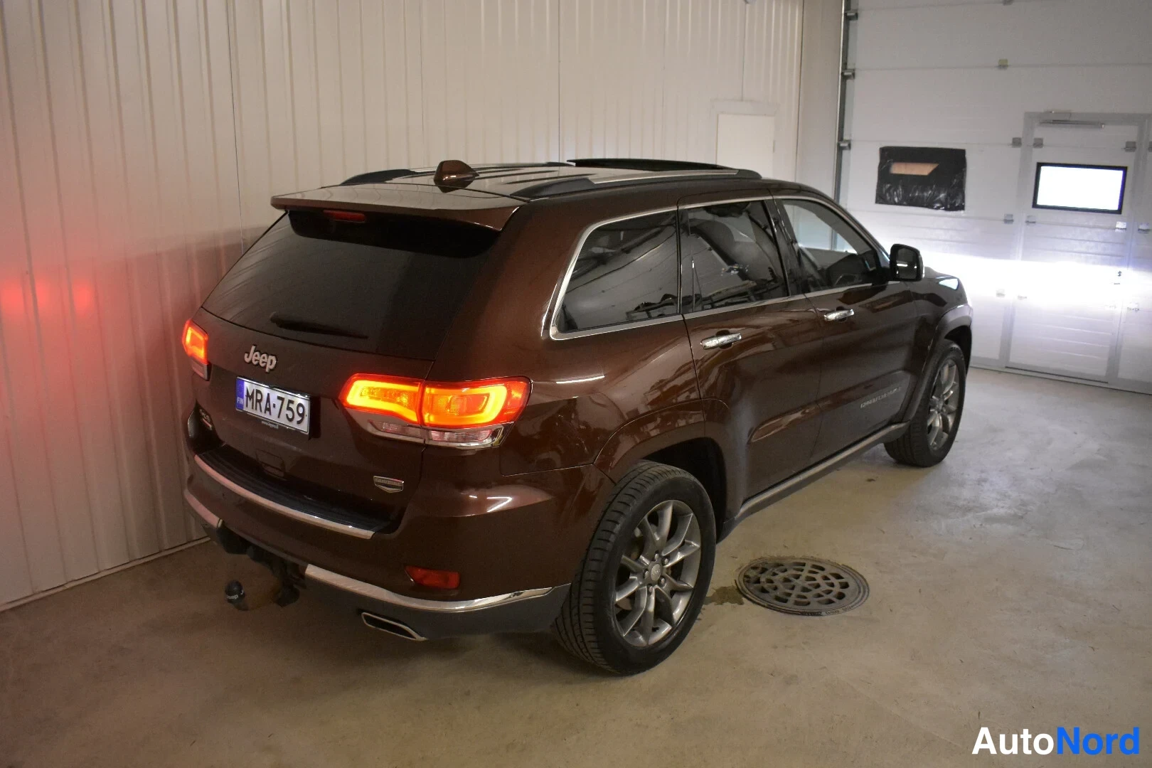 Ruskea Jeep Grand Cherokee 2014, takaviisto, kuva 9
