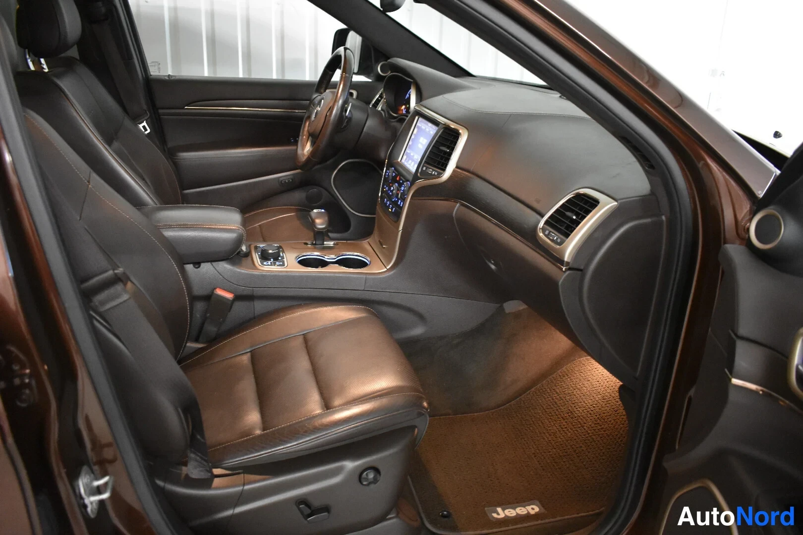 Ruskea Jeep Grand Cherokee 2014, ohjaamo, kuva 18