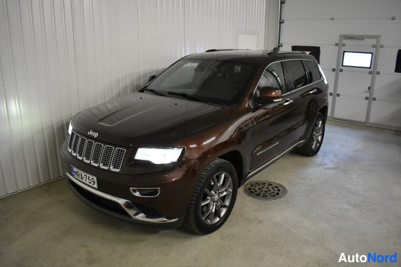 Ruskea Jeep Grand Cherokee 2014, etuviisto, keula vasemmalle, kuva 2