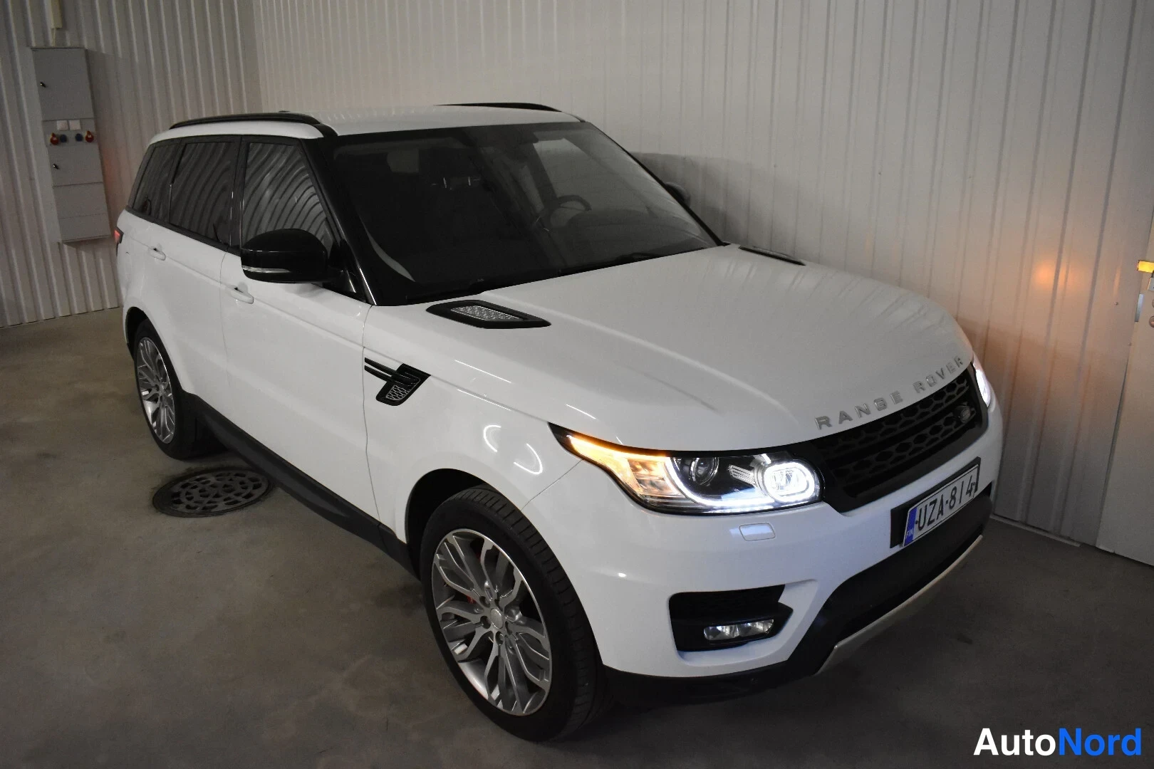 Valkoinen Land Rover Range Rover Sport 2014, etuviisto, keula oikealle, kuva 4