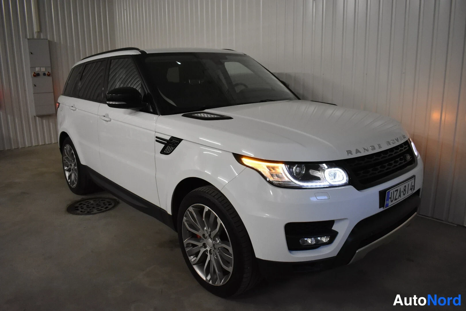 Valkoinen Land Rover Range Rover Sport 2014, etuviisto, keula oikealle, kuva 5