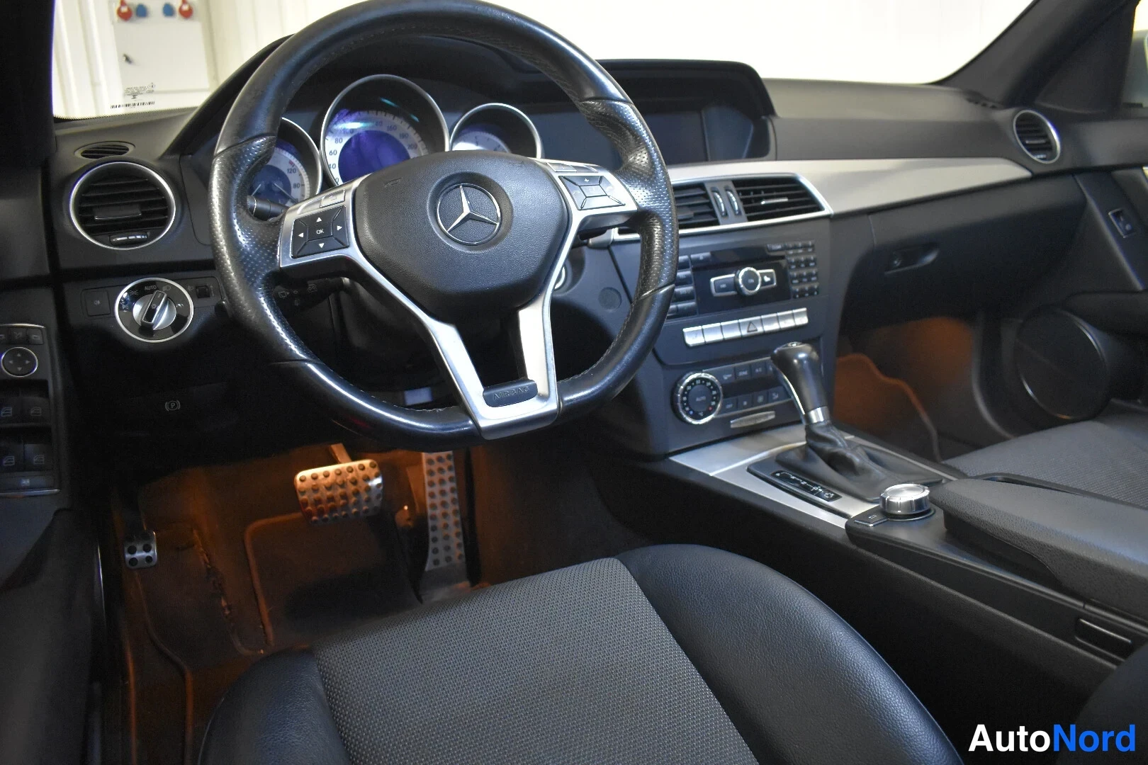 Hopea Mercedes-Benz C 220 CDI 2012, ohjaamo, kuva 13