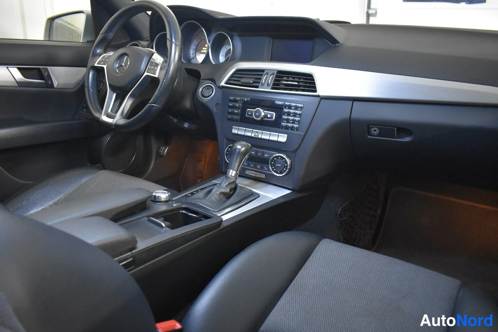 Hopea Mercedes-Benz C 220 CDI 2012, ohjaamo, kuva 16