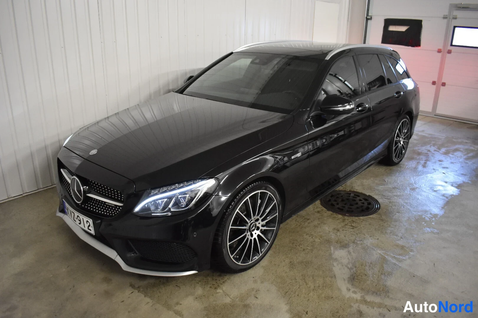 Musta Mercedes-Benz C 43 2017, etuviisto, keula vasemmalle, kuva 2