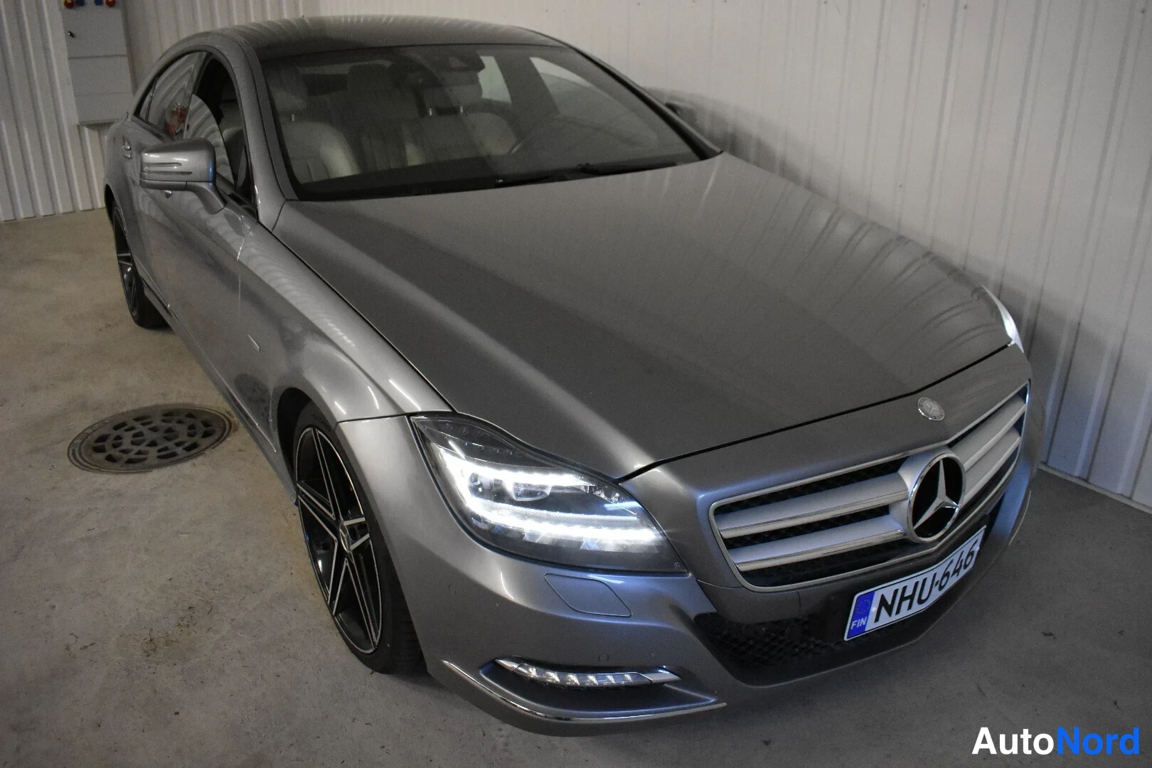 Harmaa Mercedes-Benz CLS 350 2011, etuviisto, keula oikealle, kuva 3