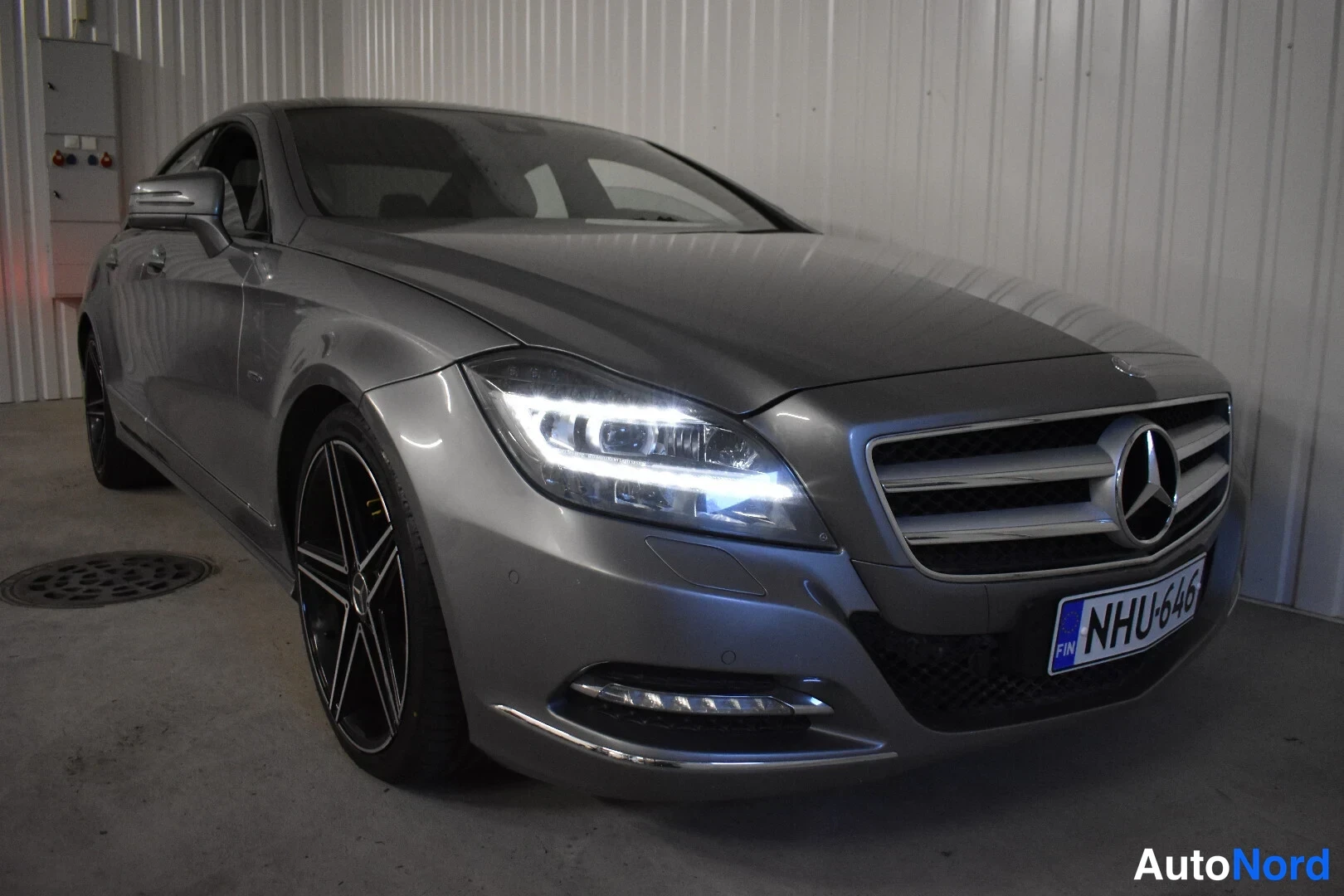 Harmaa Mercedes-Benz CLS 350 2011, etuviisto, keula oikealle, kuva 4