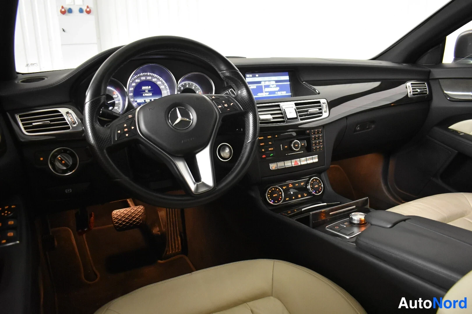 Harmaa Mercedes-Benz CLS 350 2011, ohjaamo, kuva 17