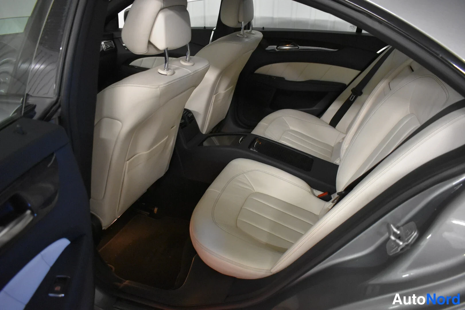 Harmaa Mercedes-Benz CLS 350 2011, takaistuimet, kuva 20