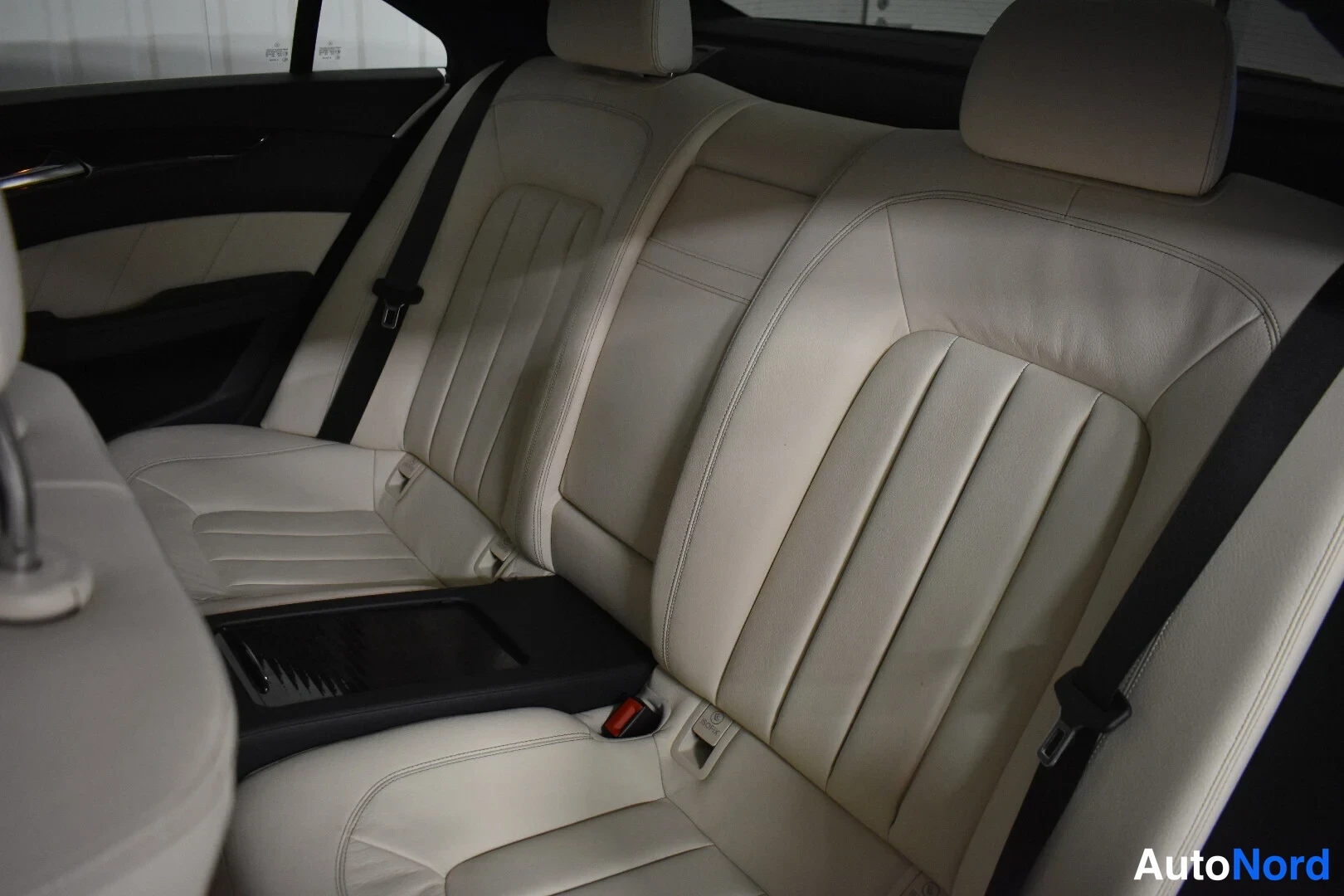 Harmaa Mercedes-Benz CLS 350 2011, takaistuimet, kuva 21