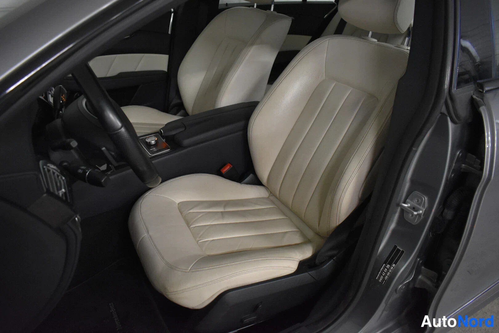 Harmaa Mercedes-Benz CLS 350 2011, etuistuimet, kuva 18