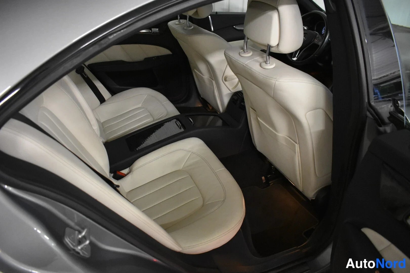 Harmaa Mercedes-Benz CLS 350 2011, takaistuimet, kuva 22