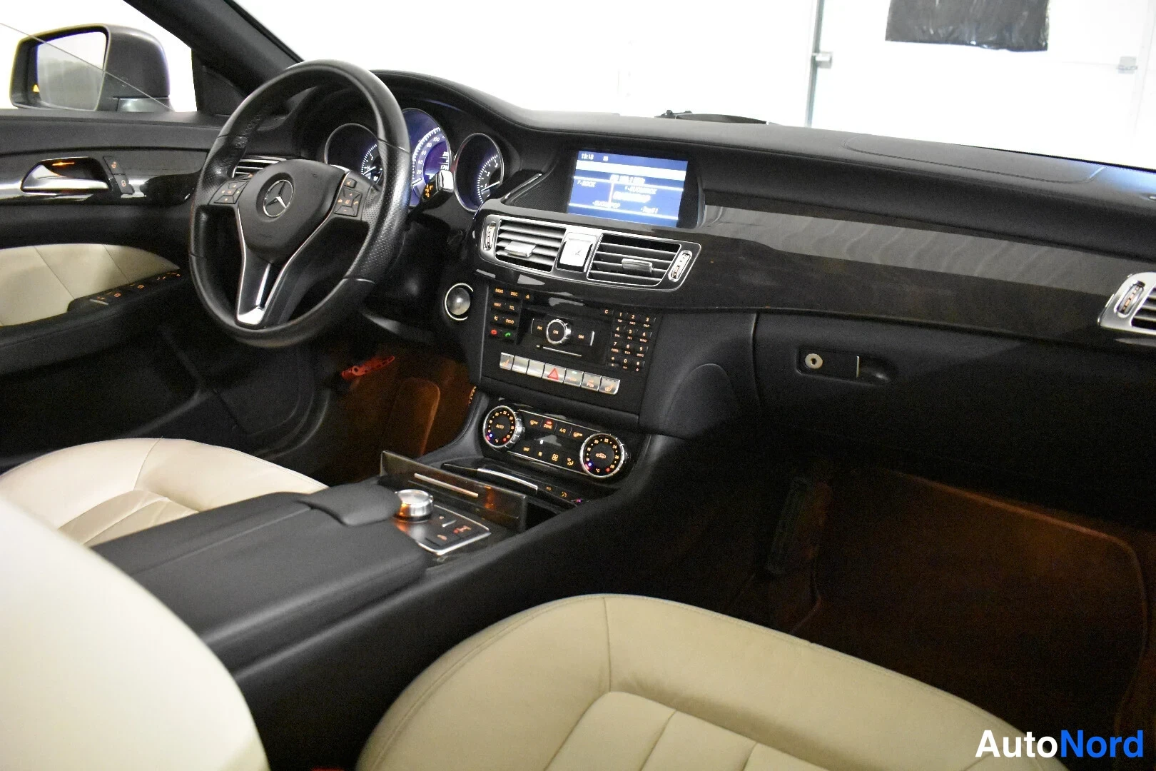 Harmaa Mercedes-Benz CLS 350 2011, ohjaamo, kuva 16