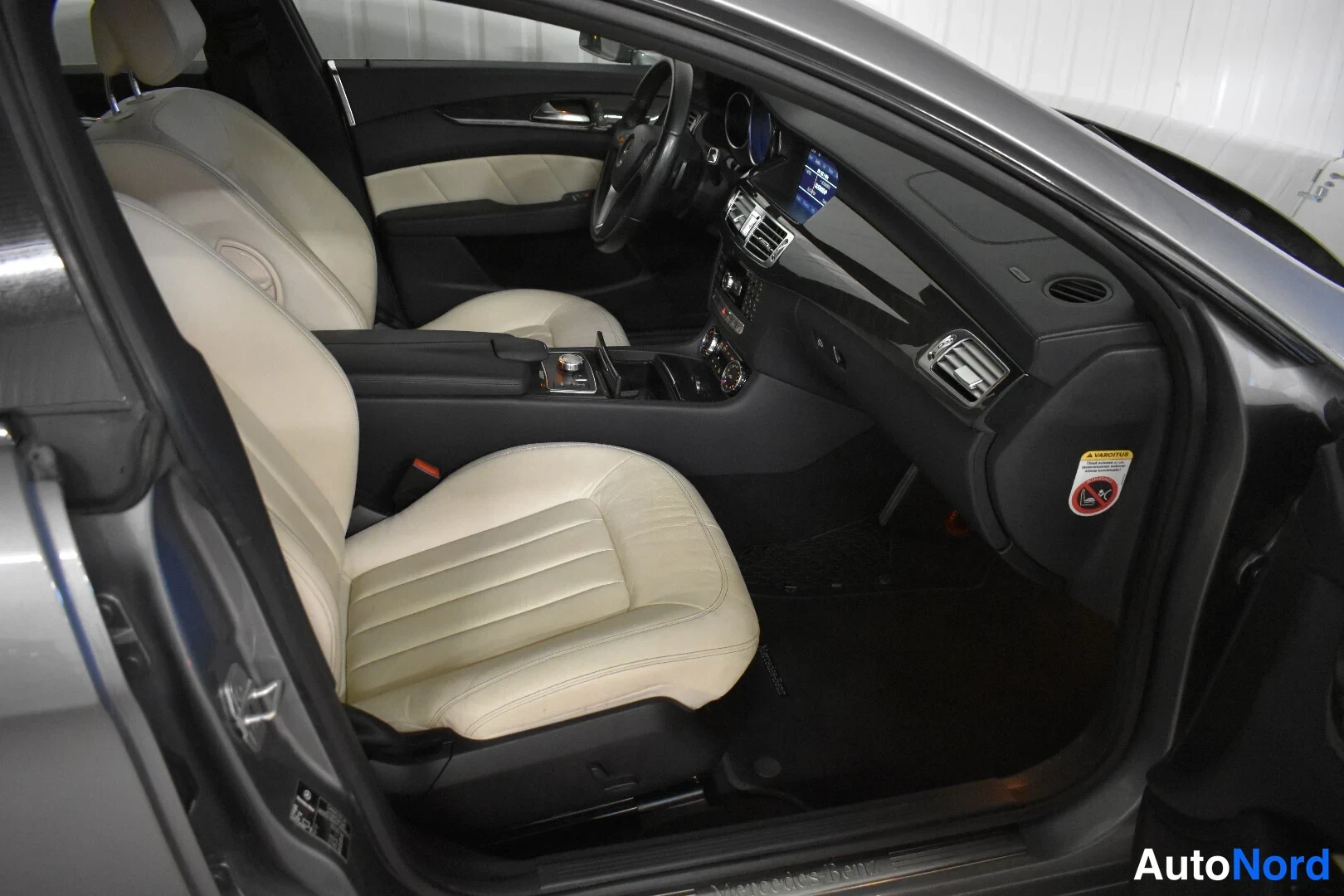 Harmaa Mercedes-Benz CLS 350 2011, etuistuimet, kuva 19