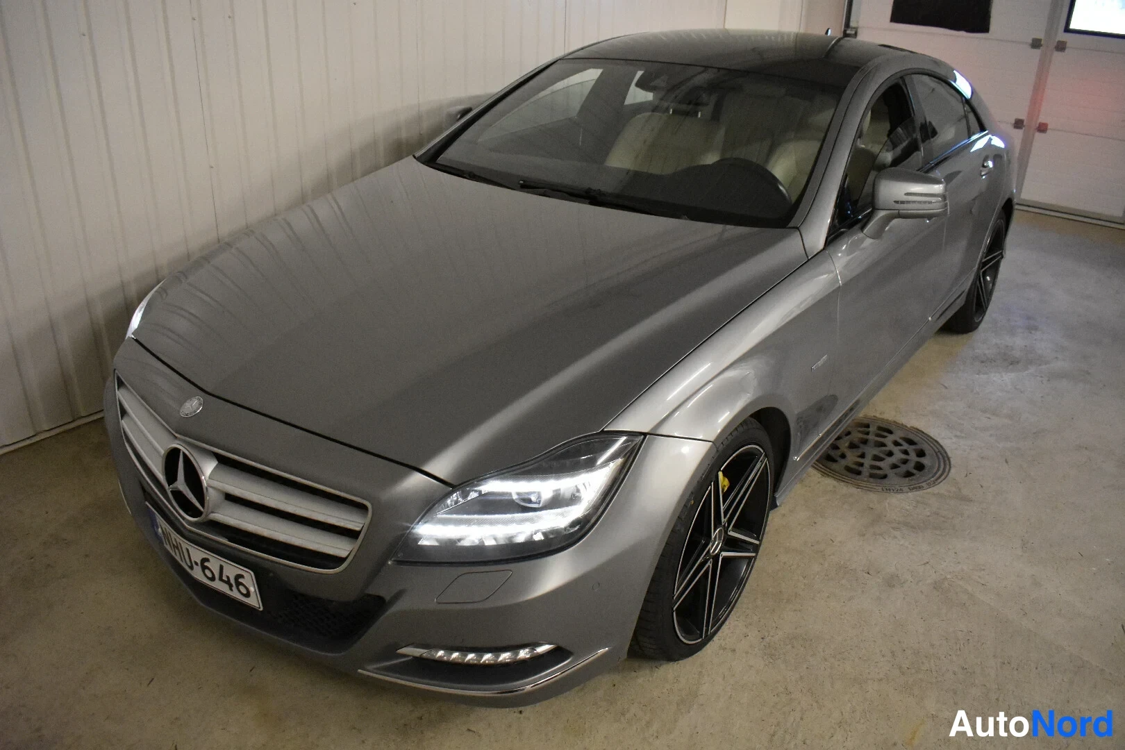 Harmaa Mercedes-Benz CLS 350 2011, etuviisto, keula vasemmalle, kuva 2