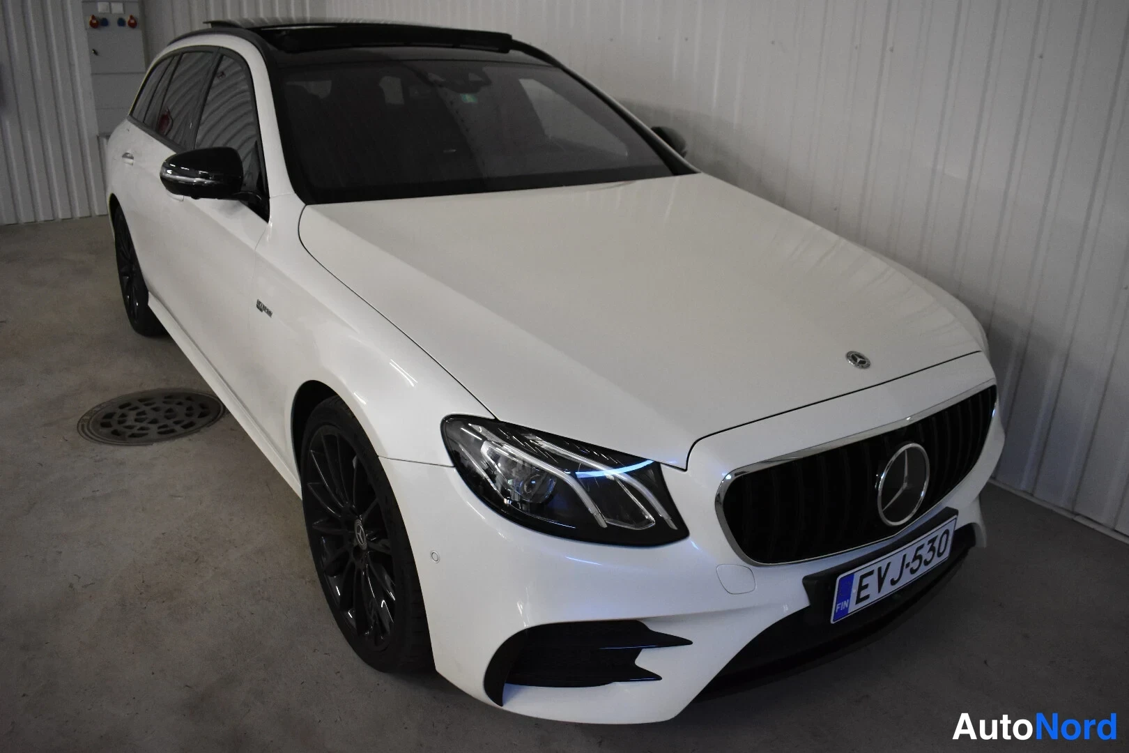 Valkoinen Mercedes-Benz E 43 2017, etuviisto, keula oikealle, kuva 5