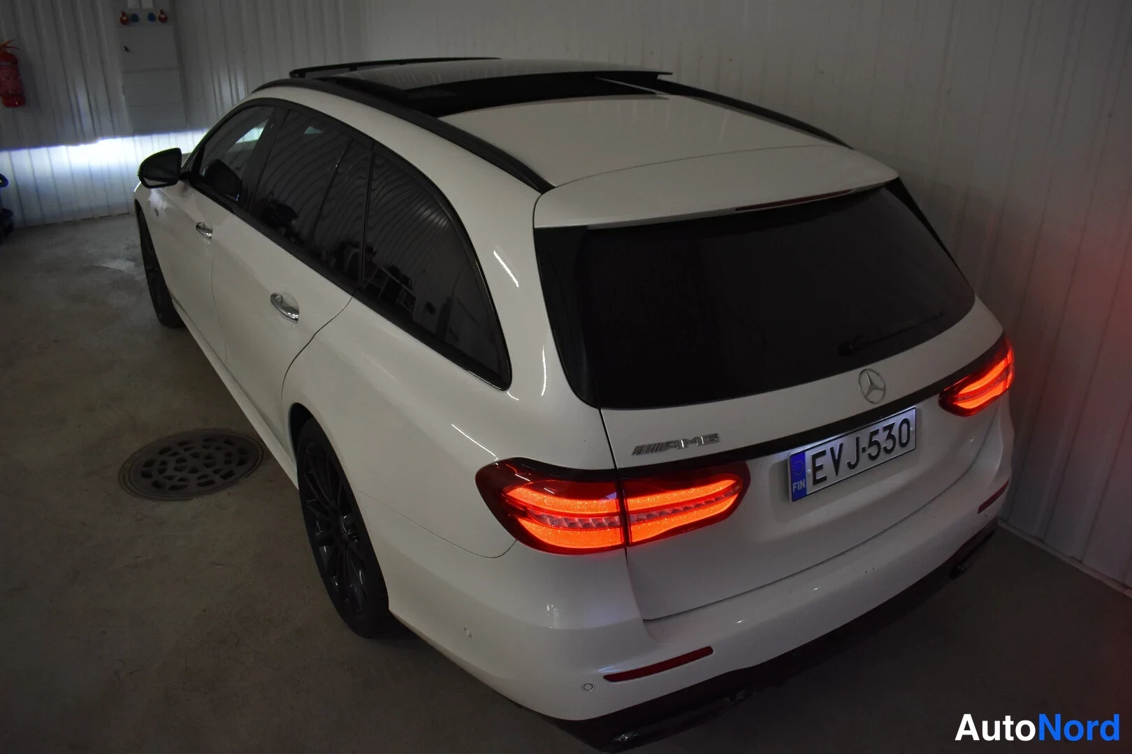 Valkoinen Mercedes-Benz E 43 2017, takaviisto, kuva 11
