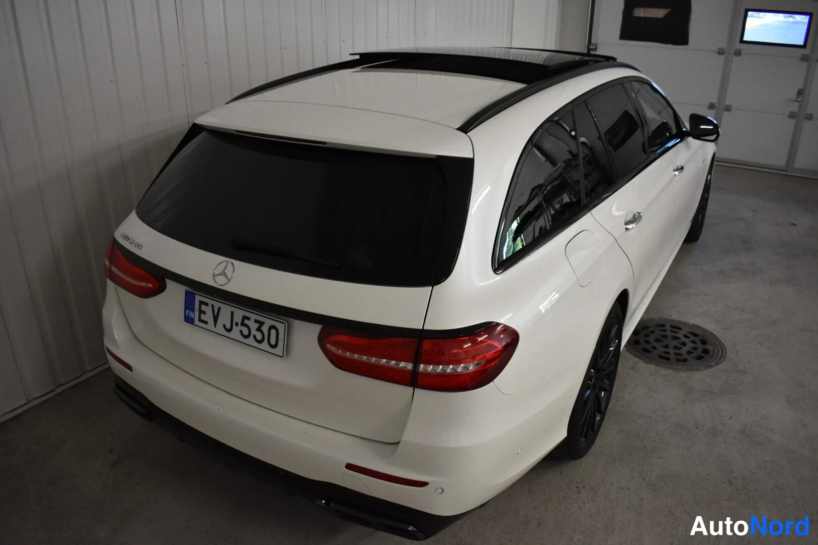 Valkoinen Mercedes-Benz E 43 2017, takaviisto, kuva 13