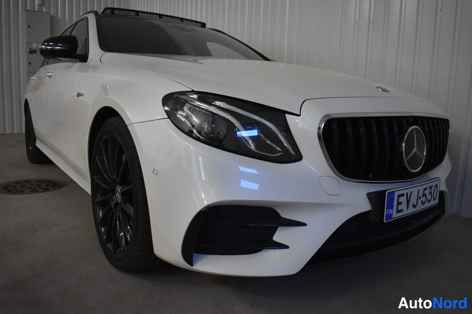 Valkoinen Mercedes-Benz E 43 2017, etuviisto, keula oikealle, kuva 6