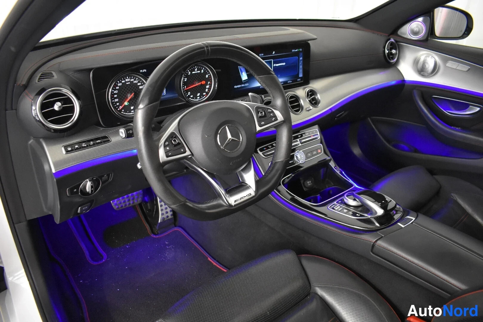 Valkoinen Mercedes-Benz E 43 2017, ohjaamo, kuva 16