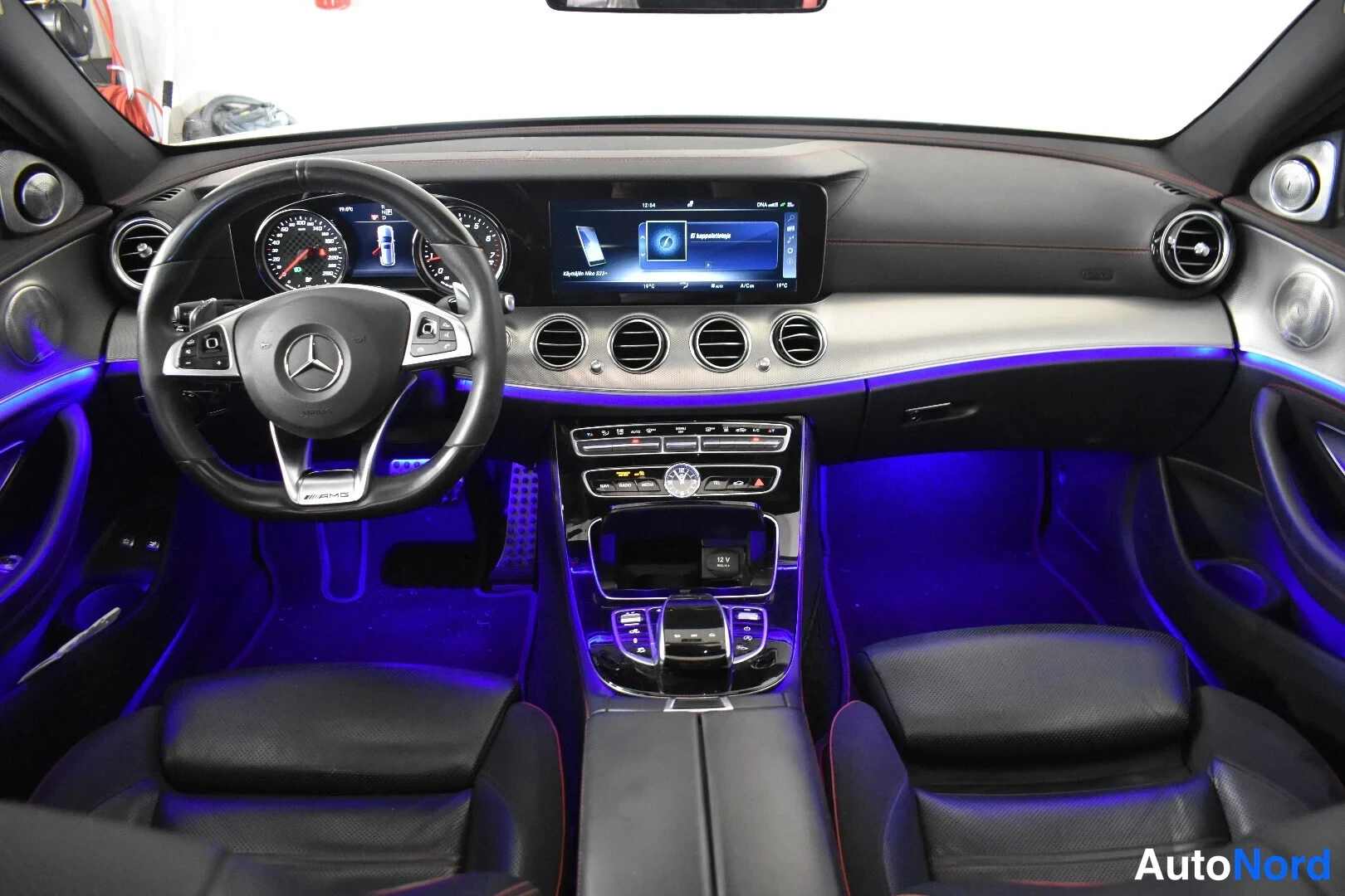 Valkoinen Mercedes-Benz E 43 2017, ohjaamo, kuva 18