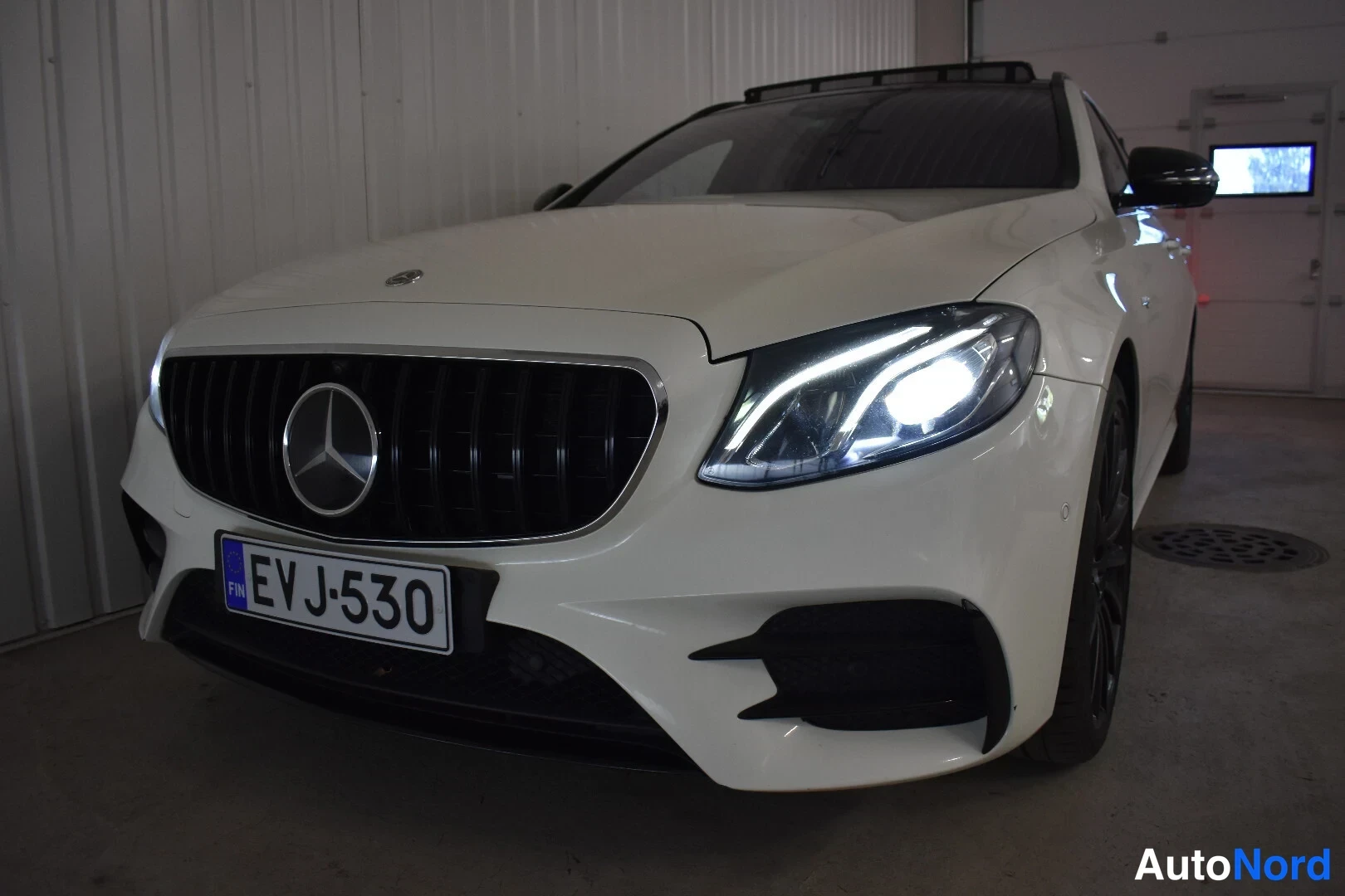 Valkoinen Mercedes-Benz E 43 2017, etuviisto, keula vasemmalle, kuva 2