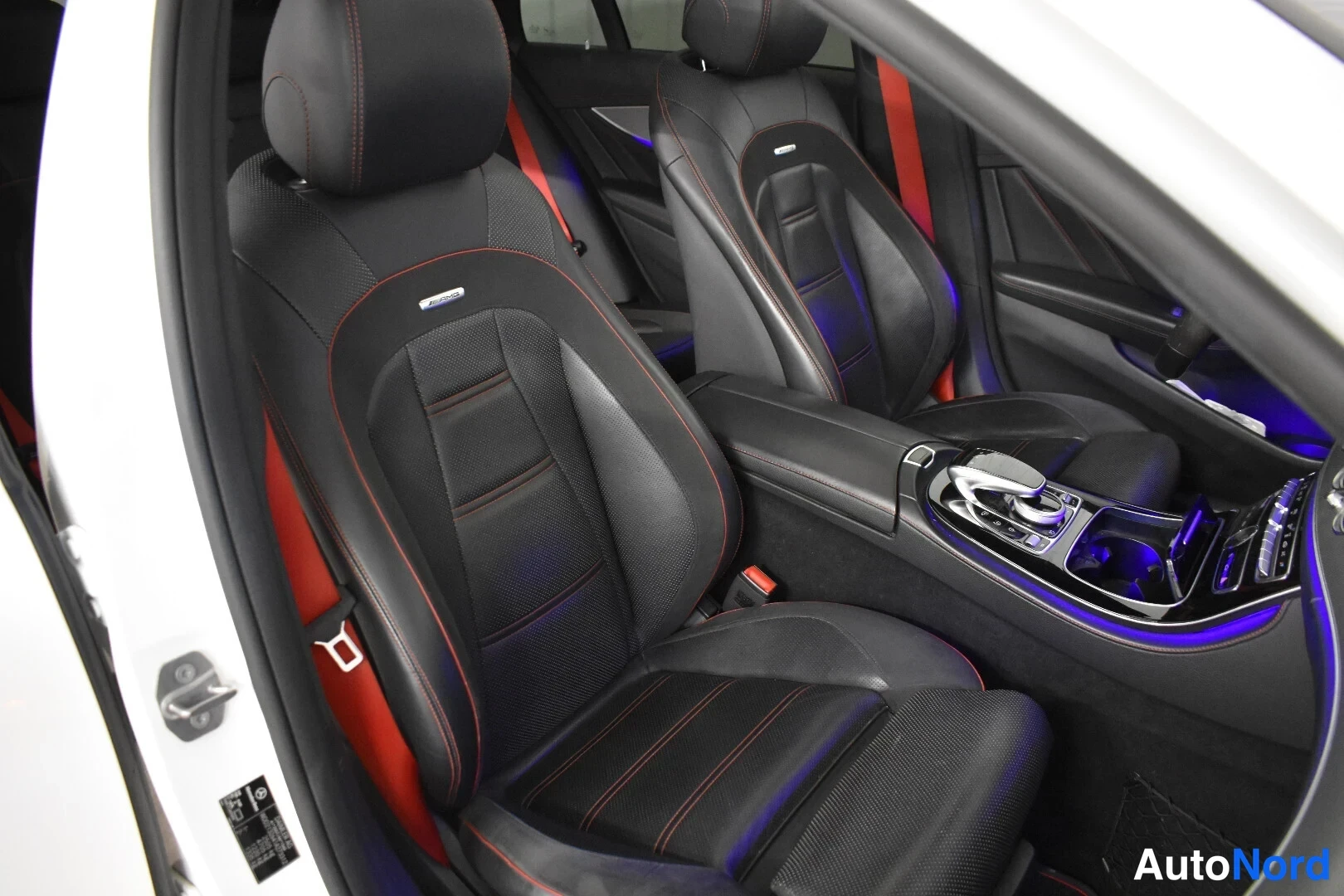 Valkoinen Mercedes-Benz E 43 2017, etuistuimet, kuva 23