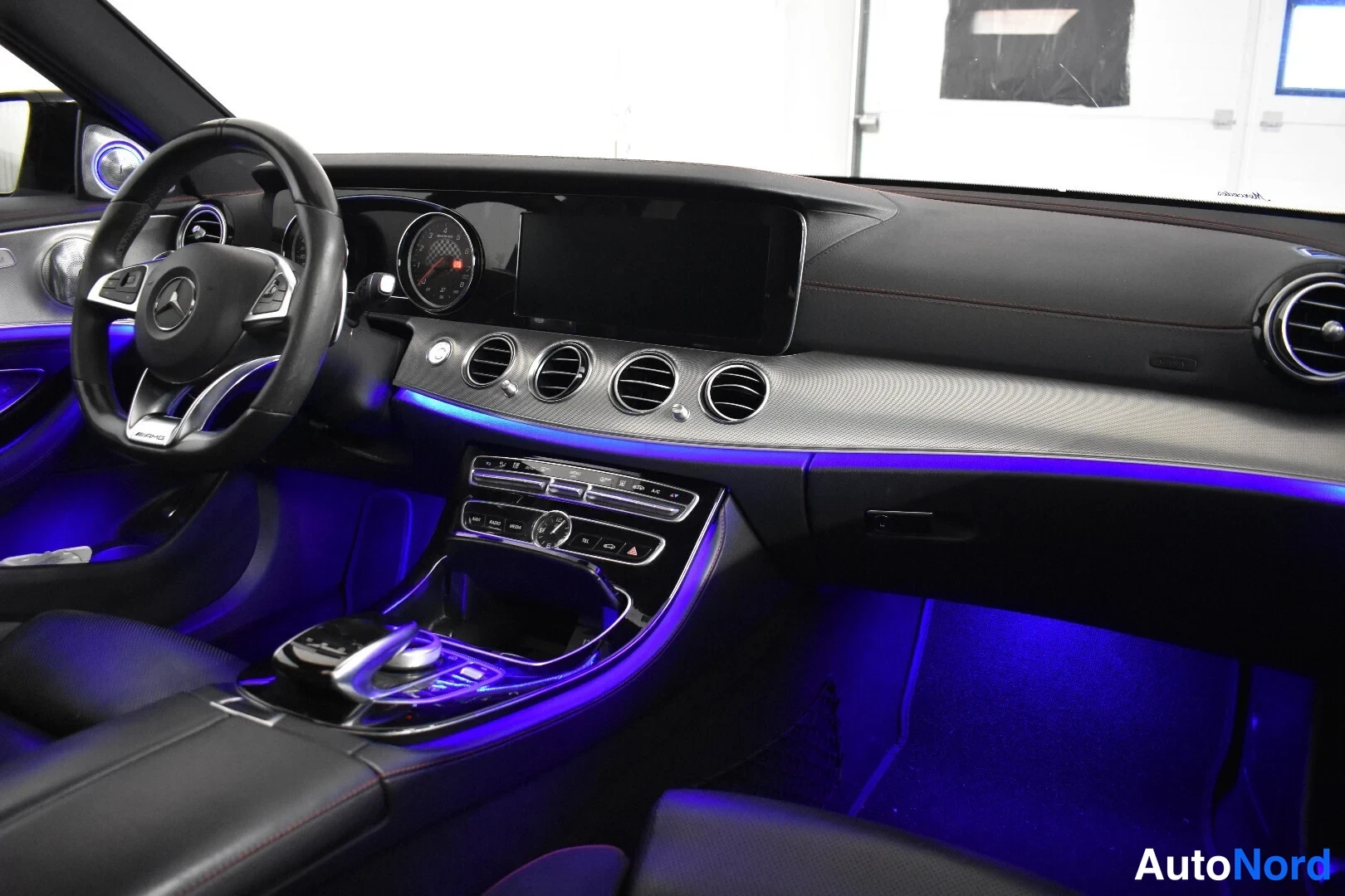Valkoinen Mercedes-Benz E 43 2017, ohjaamo, kuva 20