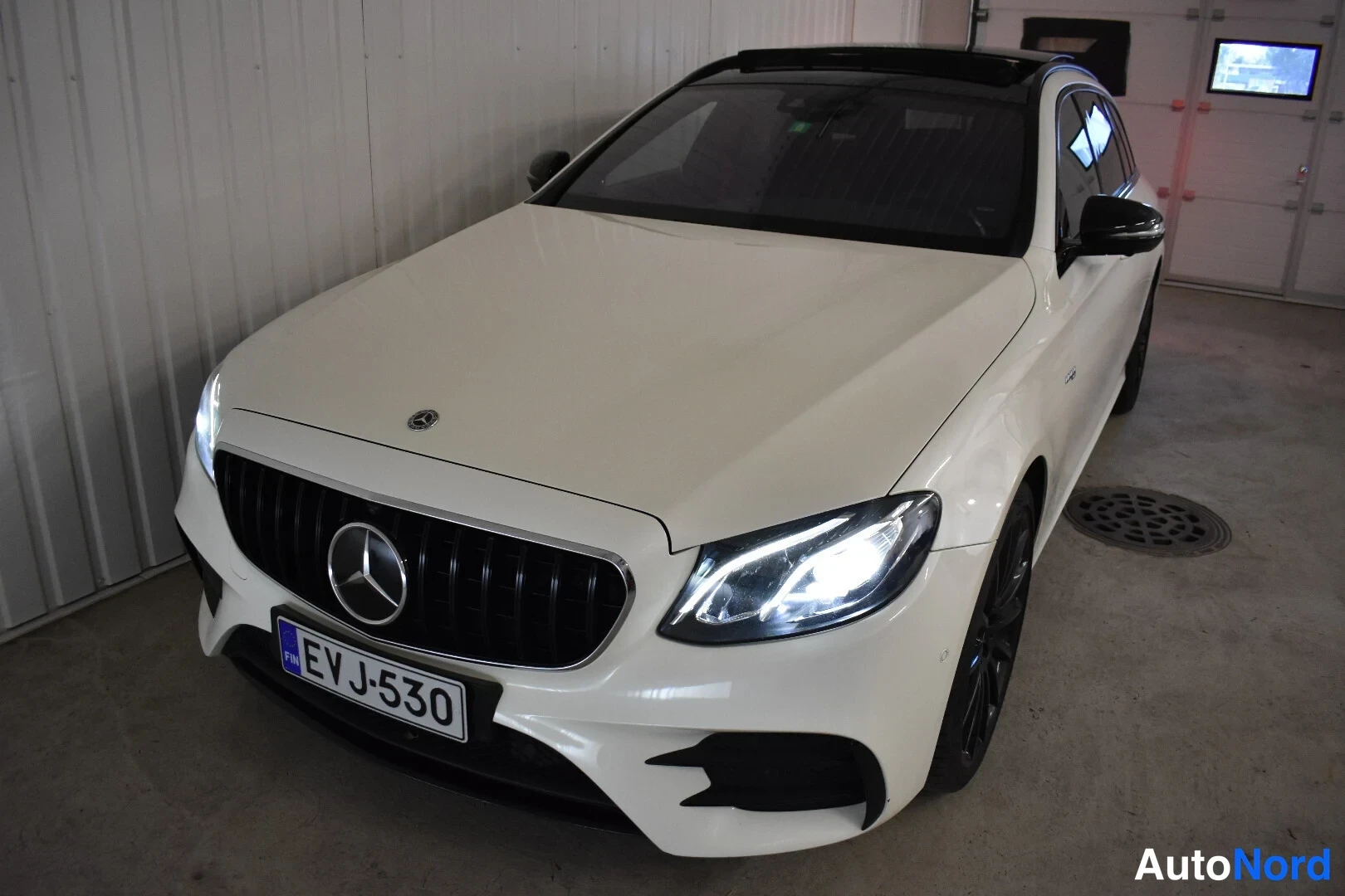 Valkoinen Mercedes-Benz E 43 2017, etuviisto, keula vasemmalle, kuva 3