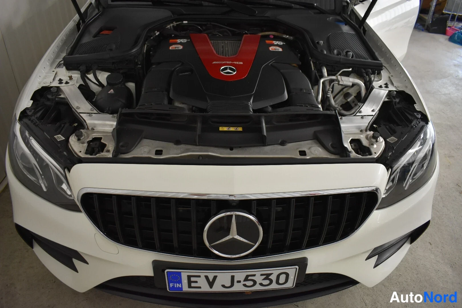 Valkoinen Mercedes-Benz E 43 2017, moottoritila, kuva 28