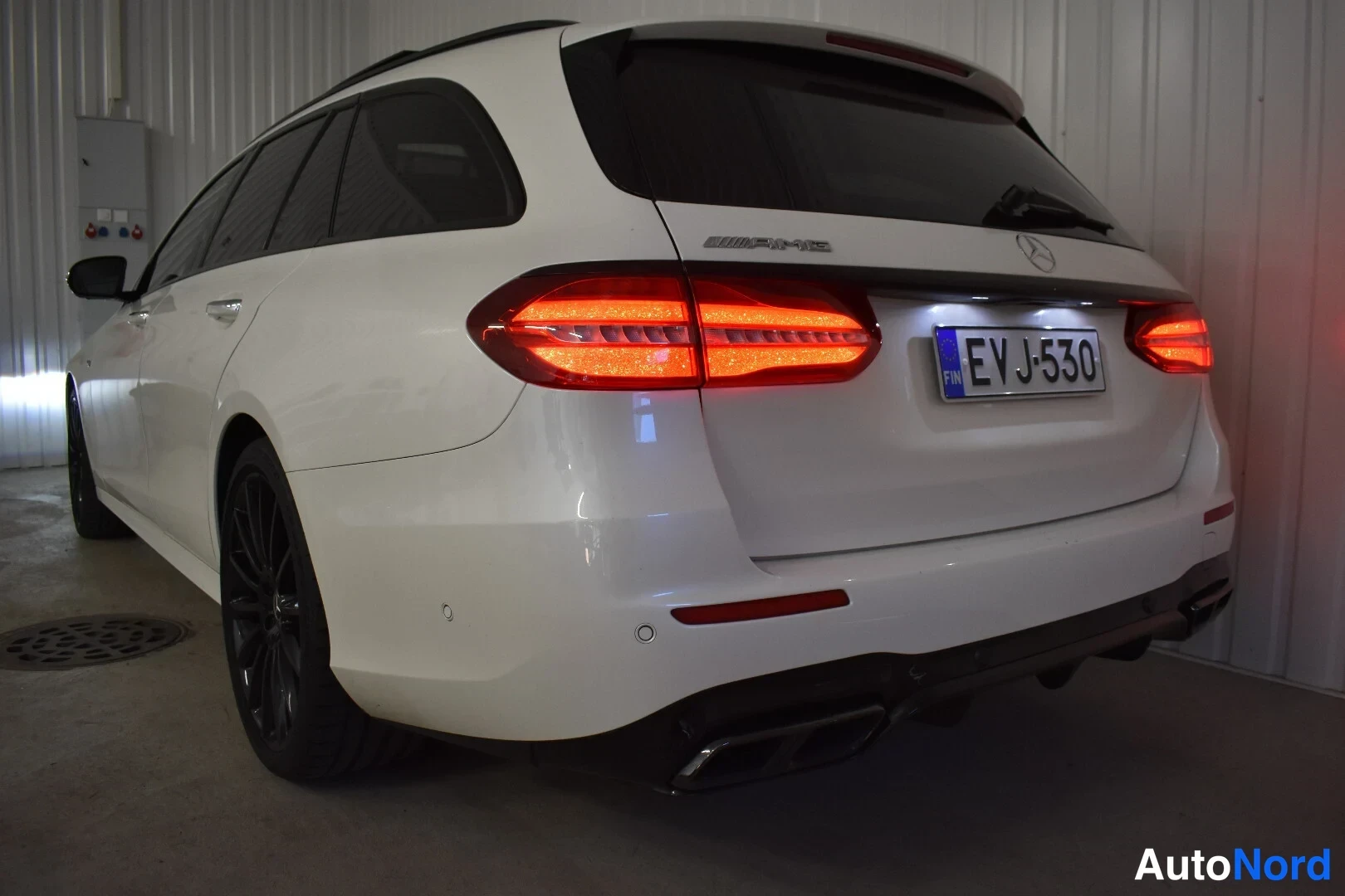 Valkoinen Mercedes-Benz E 43 2017, takaviisto, kuva 8
