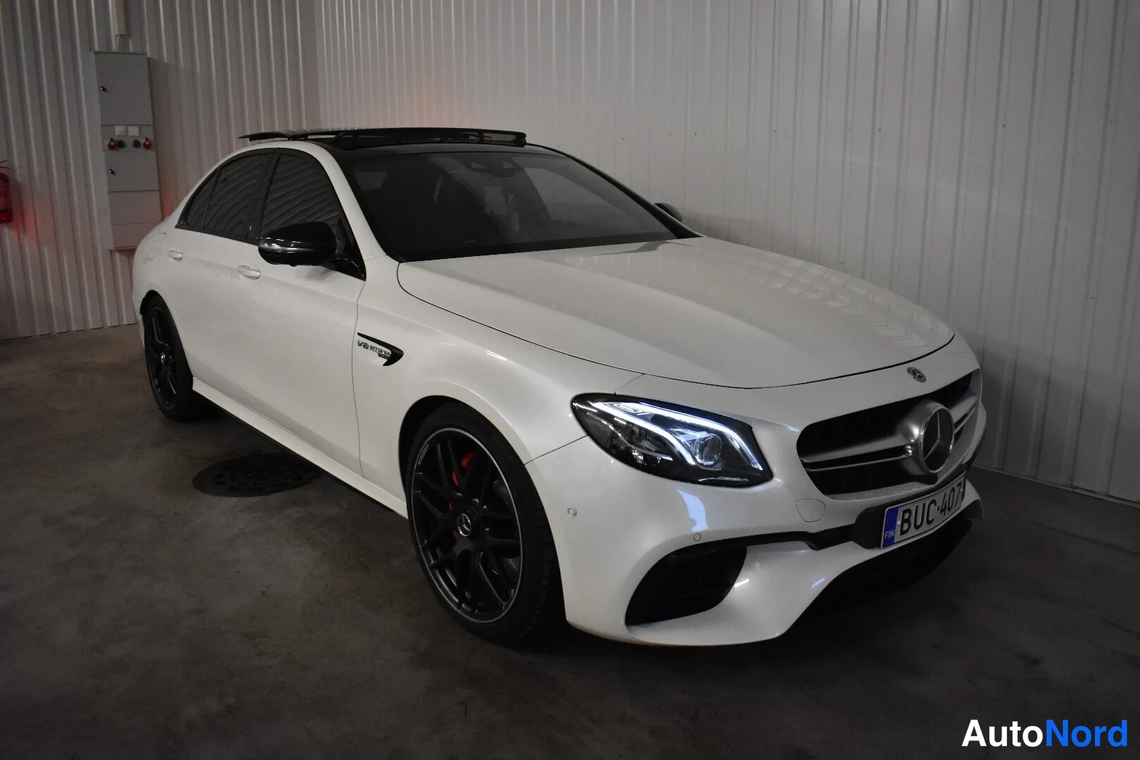 Valkoinen Mercedes-Benz E 63 2017, etuviisto, keula oikealle, kuva 4