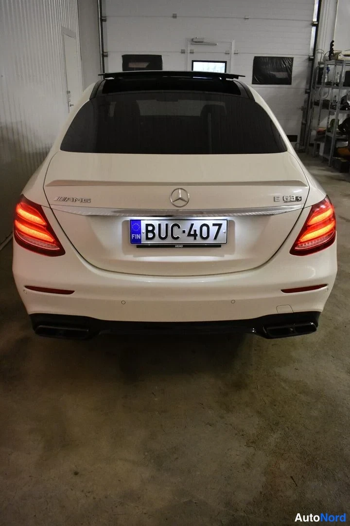 Valkoinen Mercedes-Benz E 63 2017, takaa, kuva 12