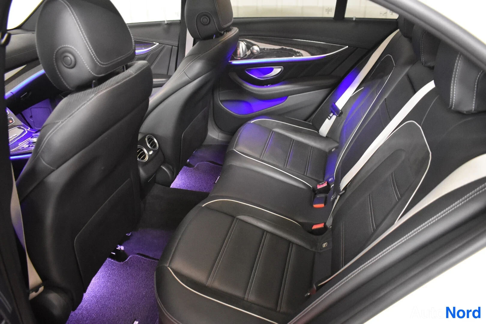 Valkoinen Mercedes-Benz E 63 2017, takaistuimet, kuva 19