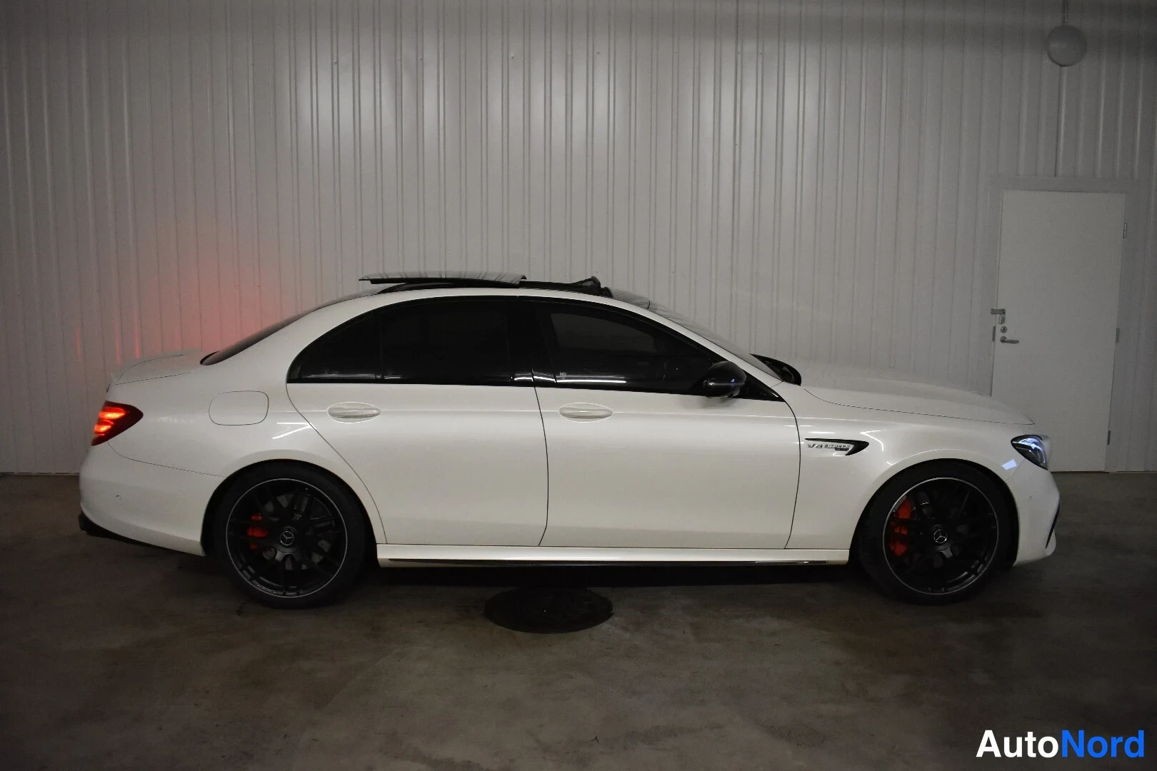 Valkoinen Mercedes-Benz E 63 2017, sivulta, kuva 7