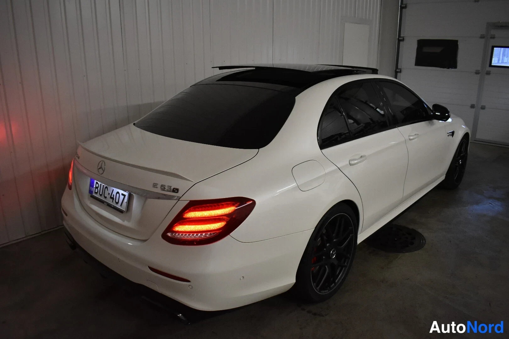 Valkoinen Mercedes-Benz E 63 2017, takaviisto, kuva 8