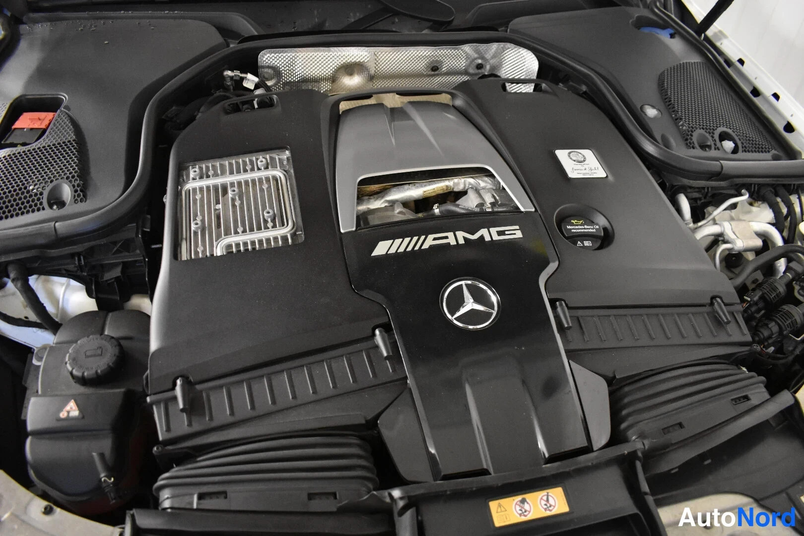 Valkoinen Mercedes-Benz E 63 2017, moottoritila, kuva 23