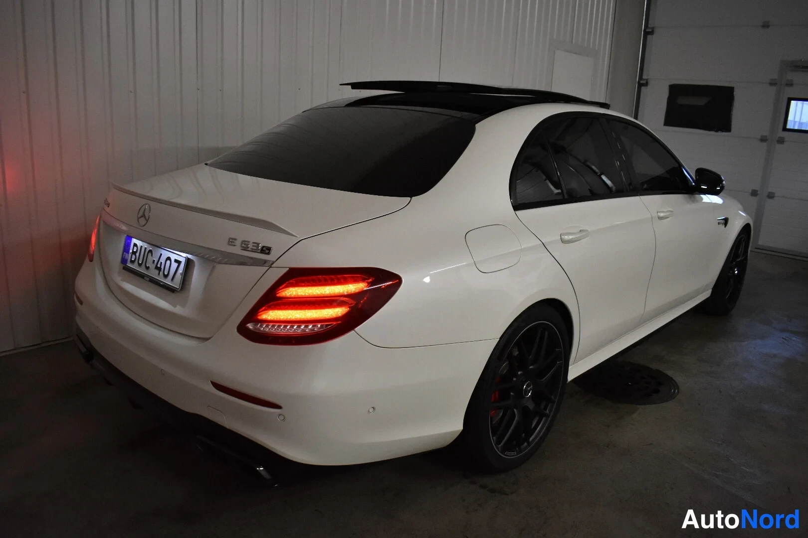Valkoinen Mercedes-Benz E 63 2017, takaviisto, kuva 11