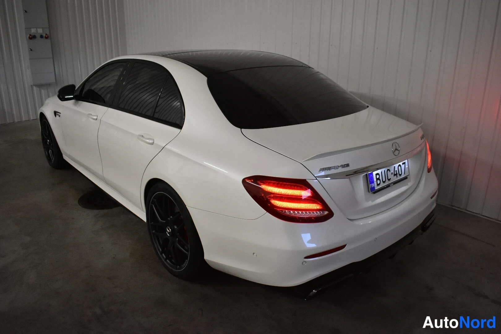 Valkoinen Mercedes-Benz E 63 2017, takaviisto, kuva 9