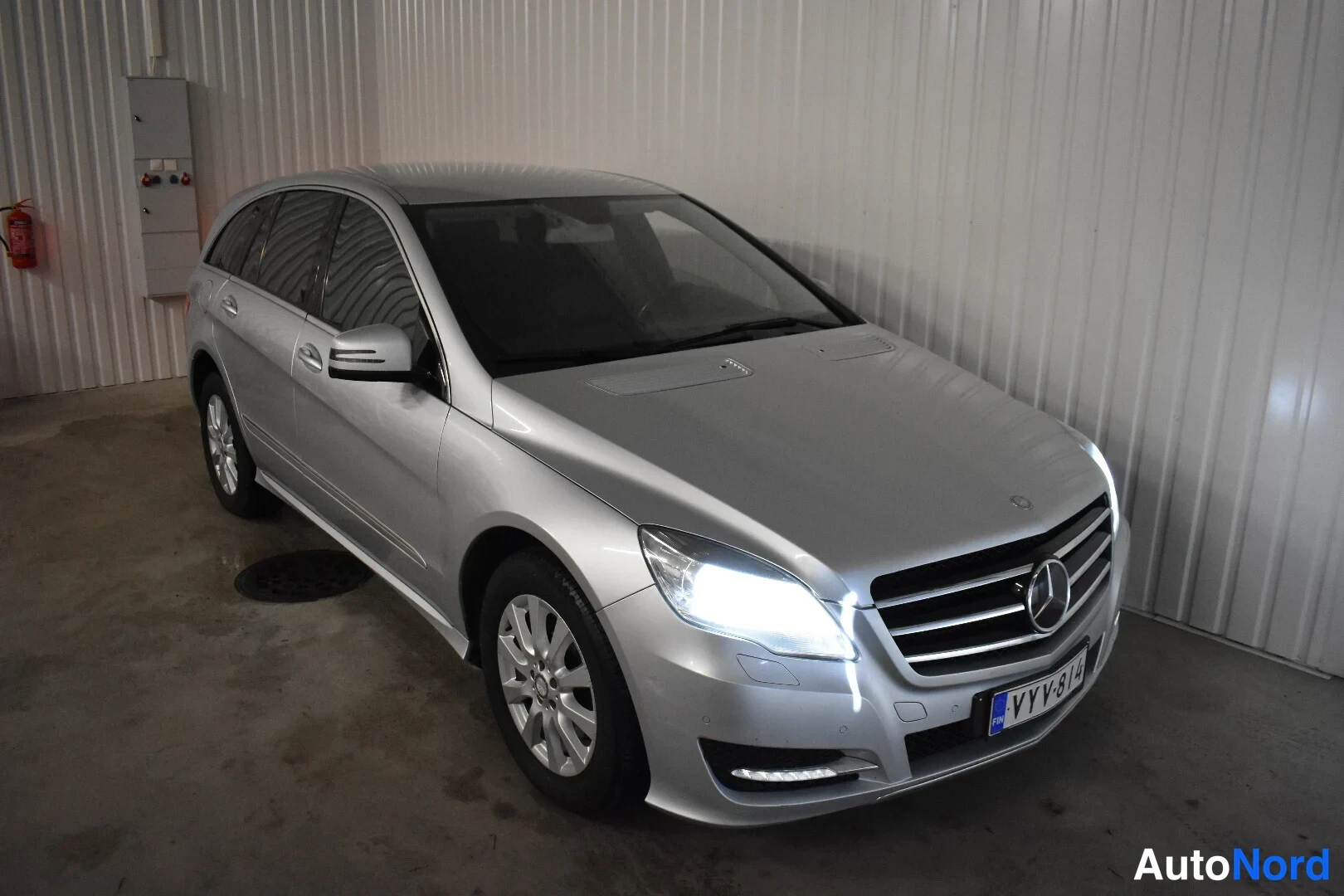 Hopea Mercedes-Benz R 2011, etuviisto, keula oikealle, kuva 2