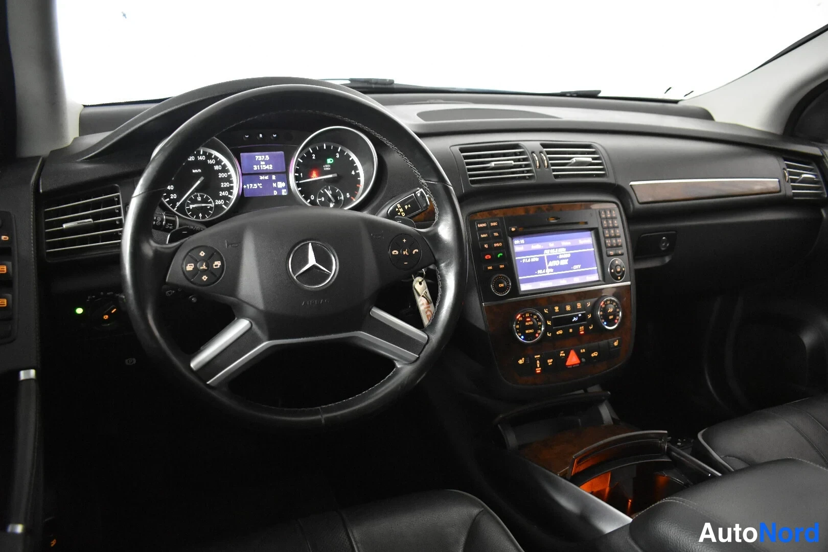 Hopea Mercedes-Benz R 2011, ohjaamo, kuva 16