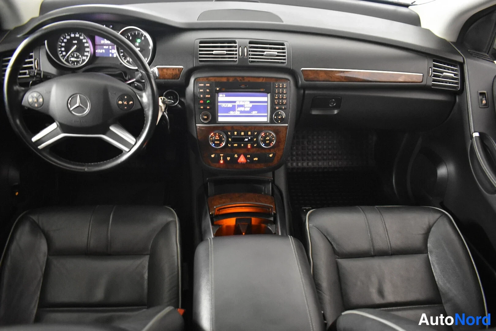 Hopea Mercedes-Benz R 2011, ohjaamo, kuva 17