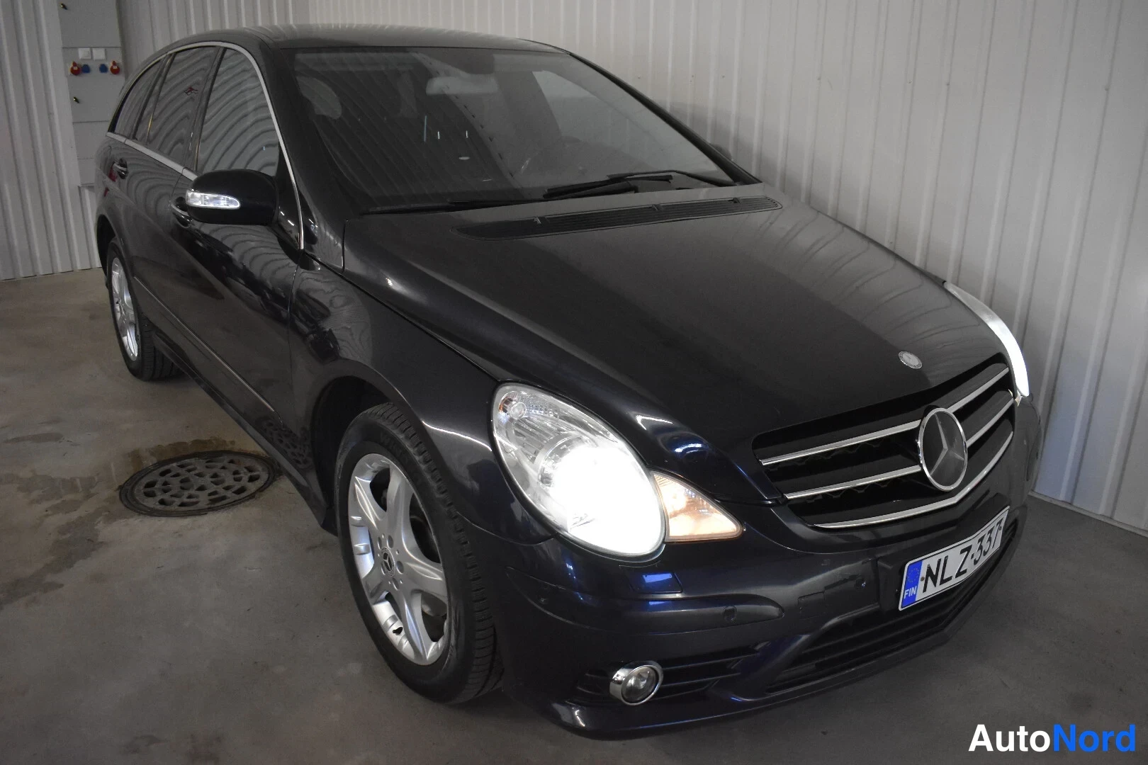Sininen Mercedes-Benz R 2009, etuviisto, keula oikealle, kuva 5