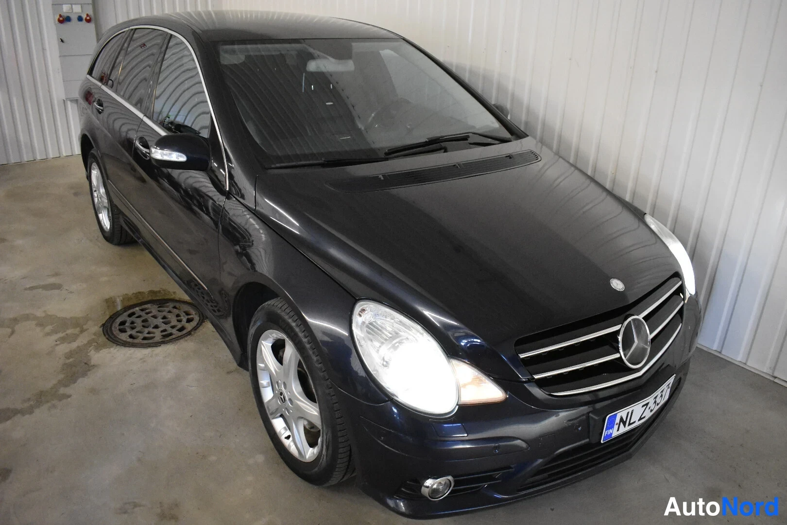 Sininen Mercedes-Benz R 2009, etuviisto, keula oikealle, kuva 6