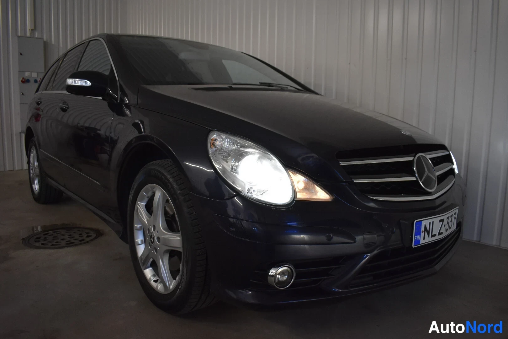 Sininen Mercedes-Benz R 2009, etuviisto, keula oikealle, kuva 7